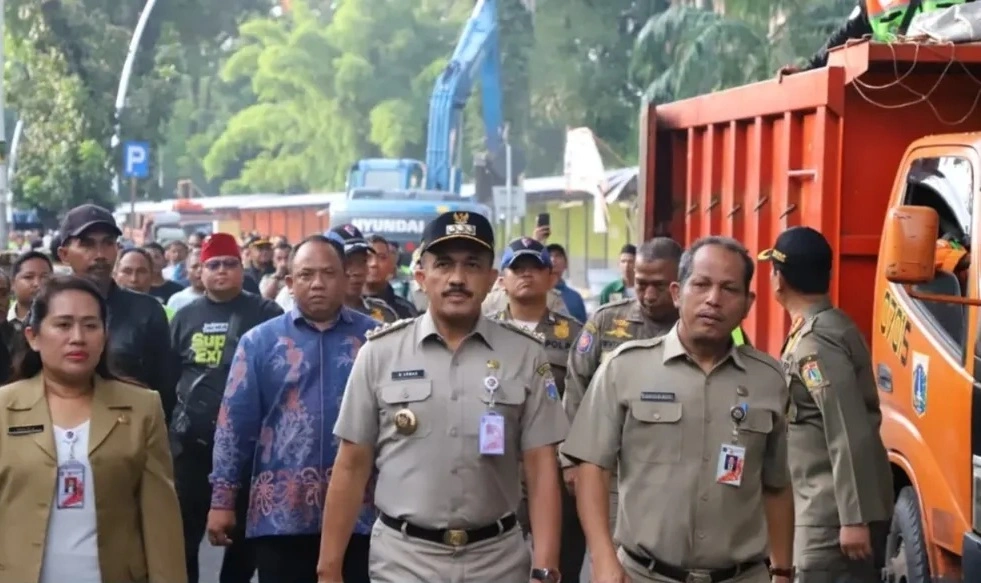 Wali Kota Jakarta Selatan M. Anwar memantau pembongkaran Pasar Barito, Senin (27/10/2025). [Instagram @kotajakartaselatan]